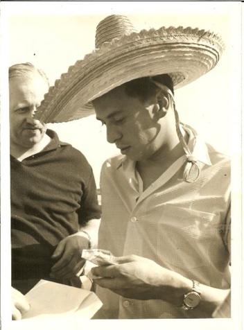 "El Sombrero" Jim passe la douane mexicaine... "El Sombrero" Jim passe la douane mexicaine...